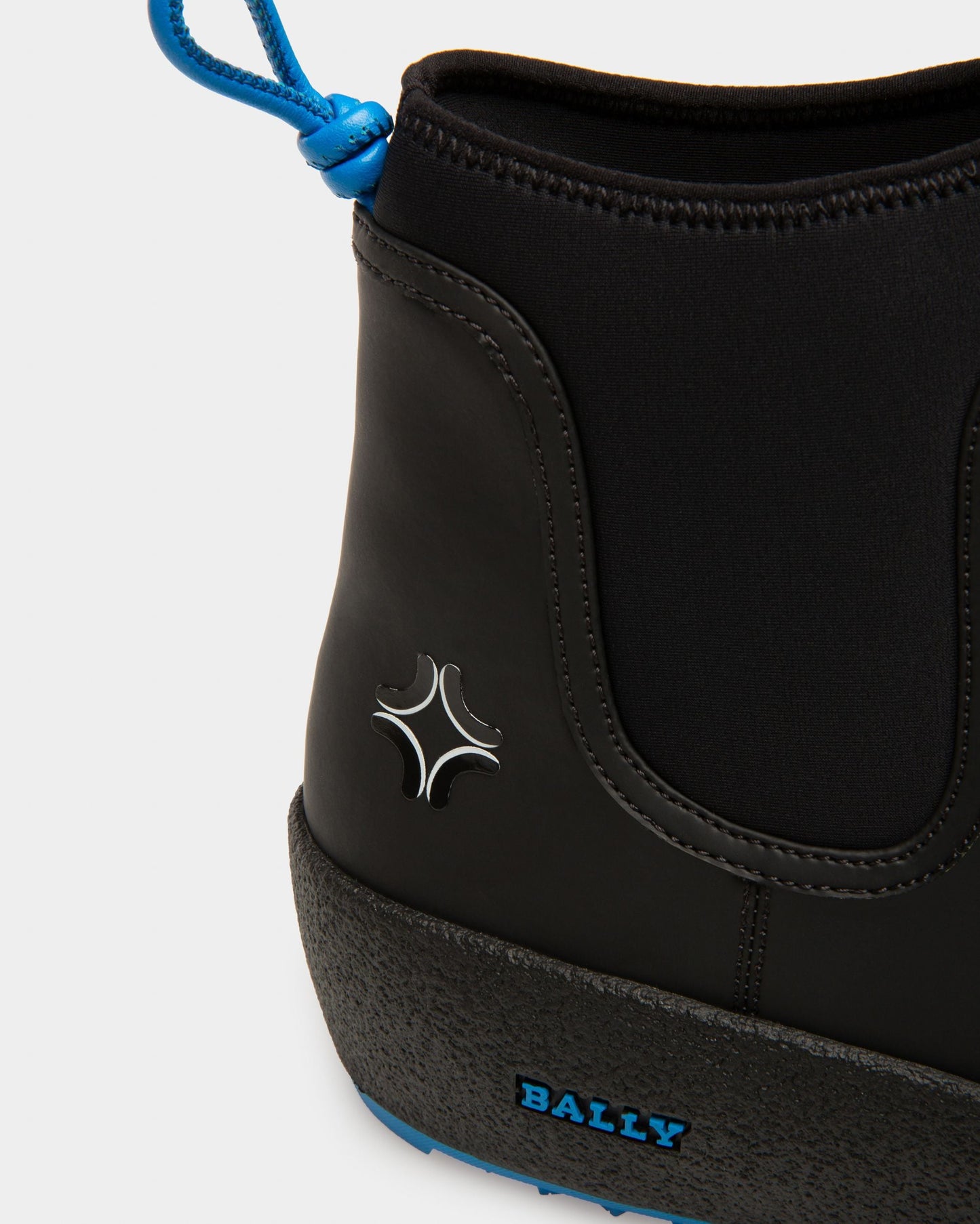 Gadey Leather Snow Boots In Black