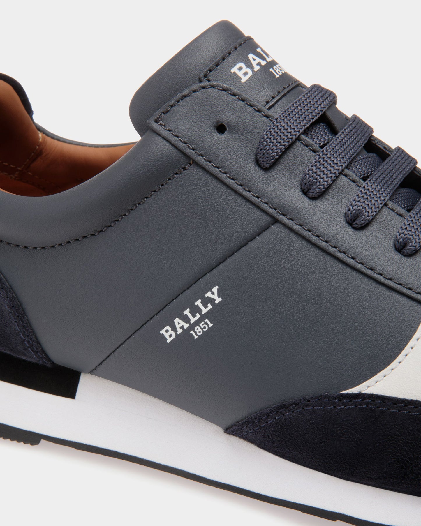 Sneaker In Grey Leather