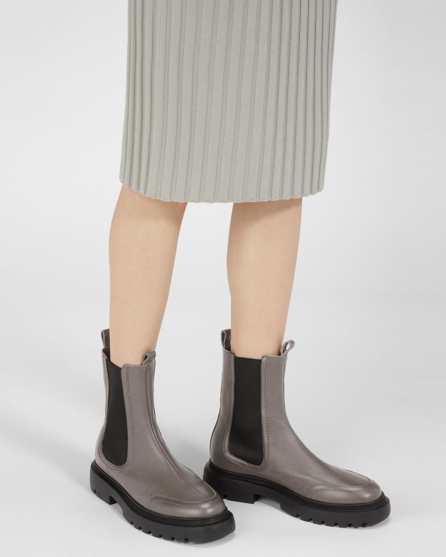 Ginny Flat Leather Boots In Grey