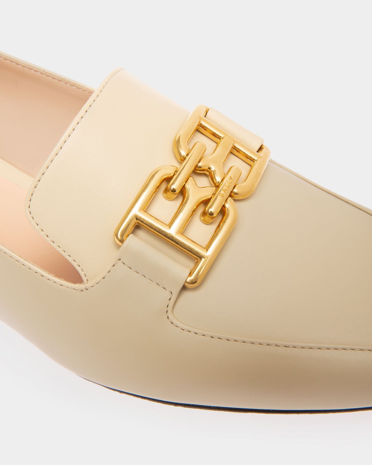 Ellah Flat Leather Loafers In Beige