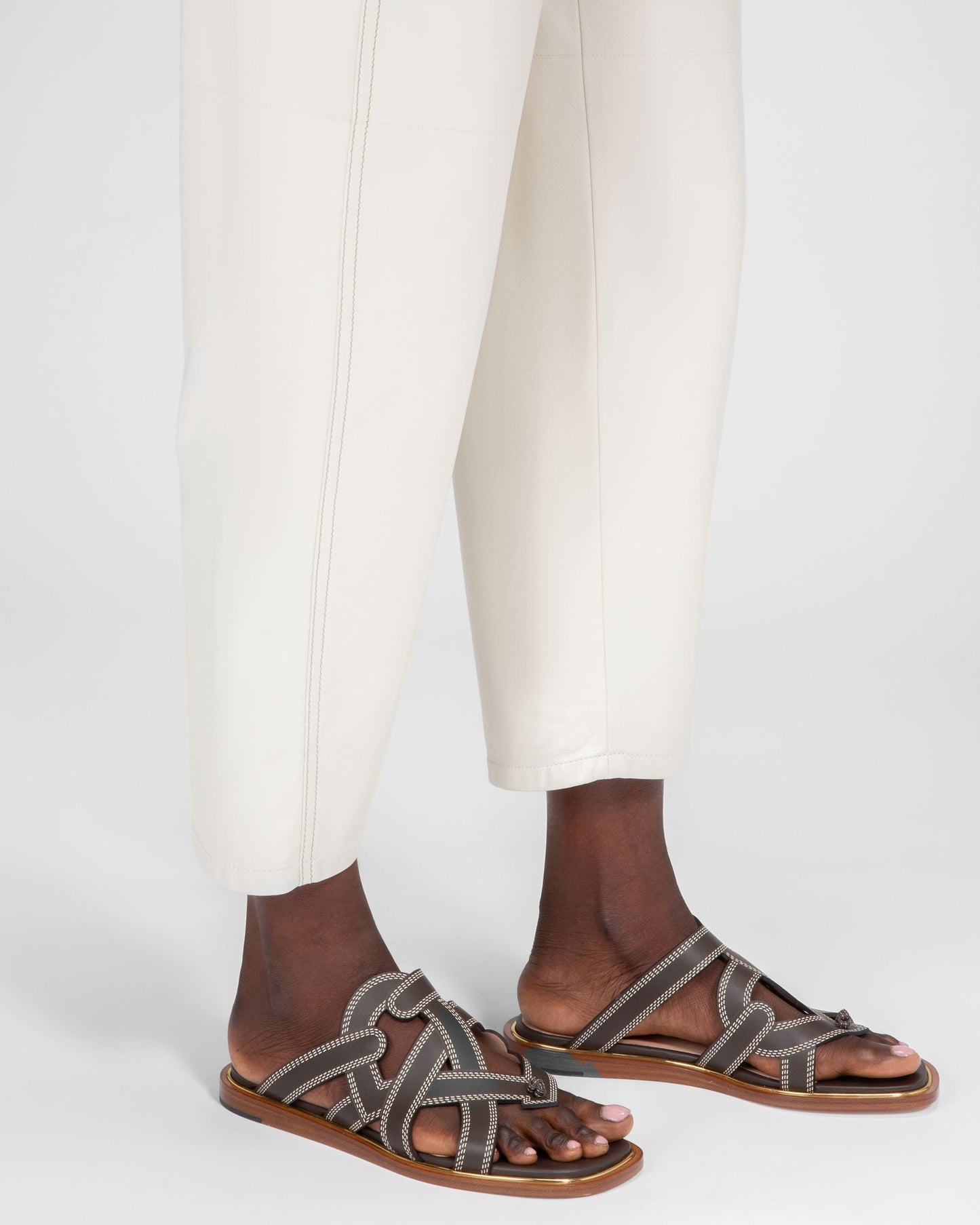 Glada Leather Flat Sandals In Brown