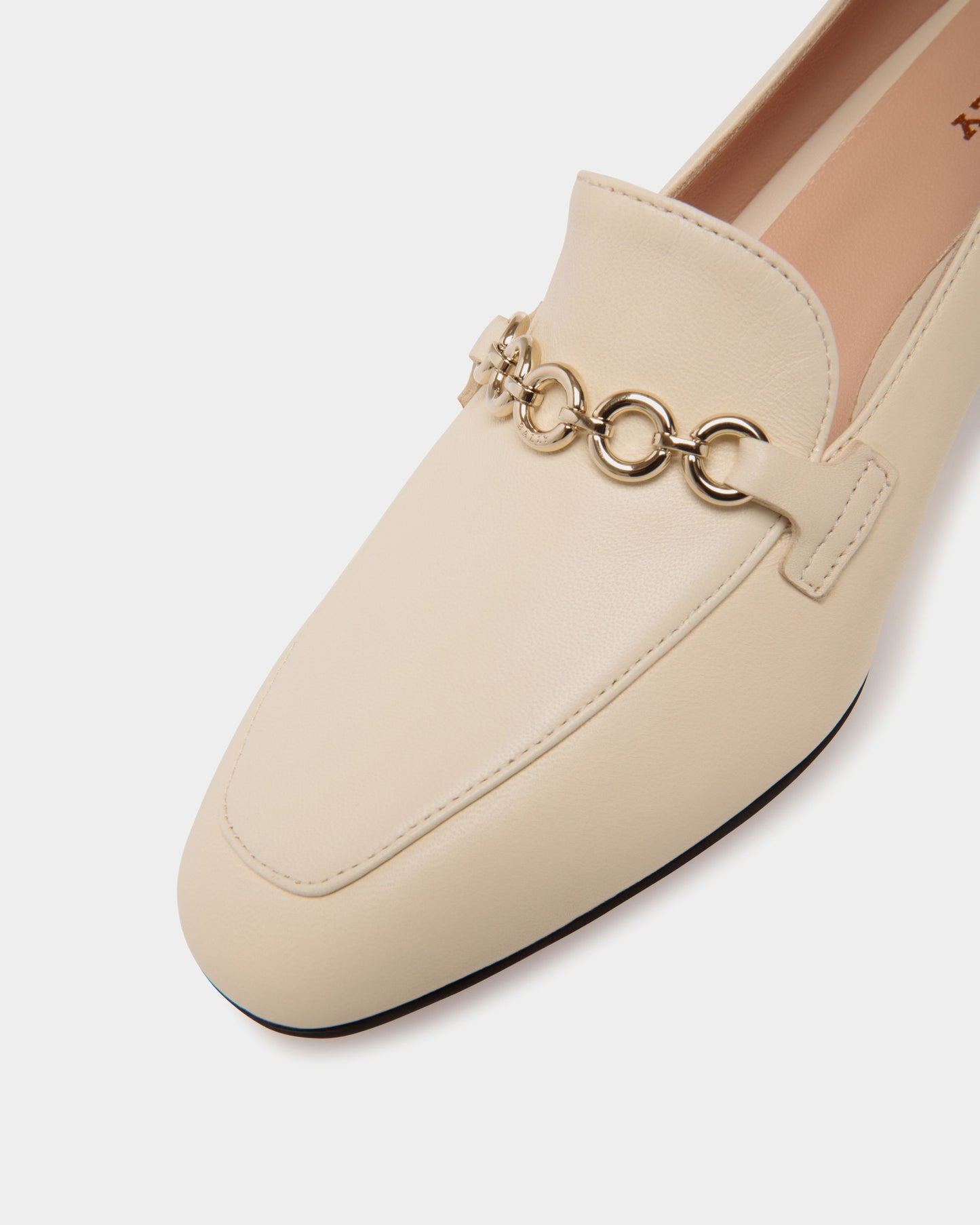 Pump in White Leather