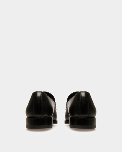 Scuvier Leather Loafers In Black