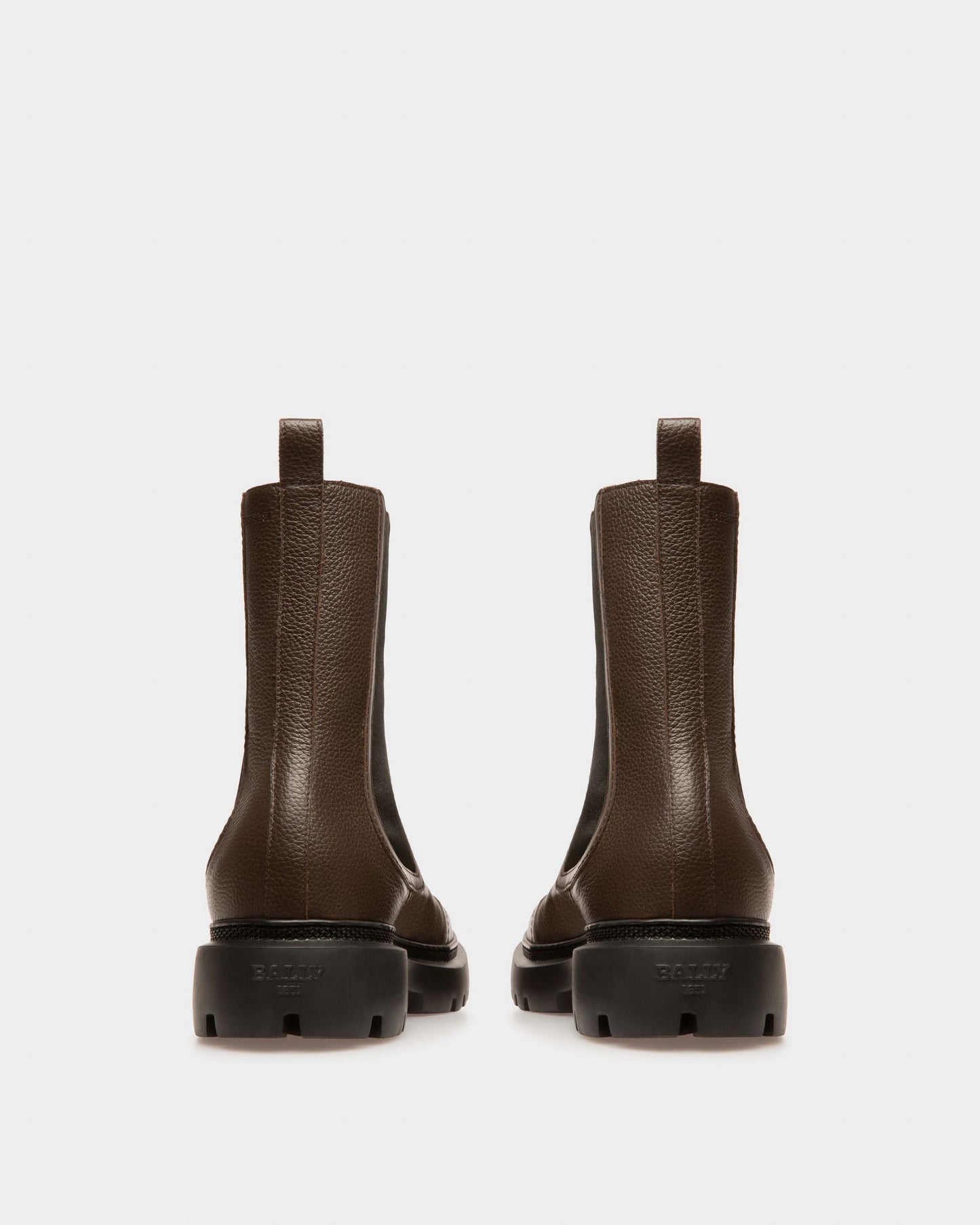 Ginny Flat Leather Boots In Brown