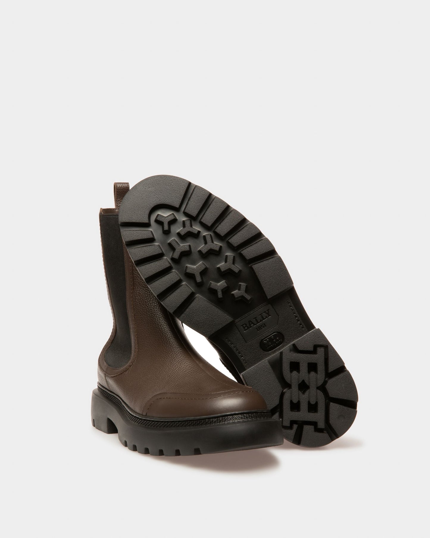 Ginny Flat Leather Boots In Brown