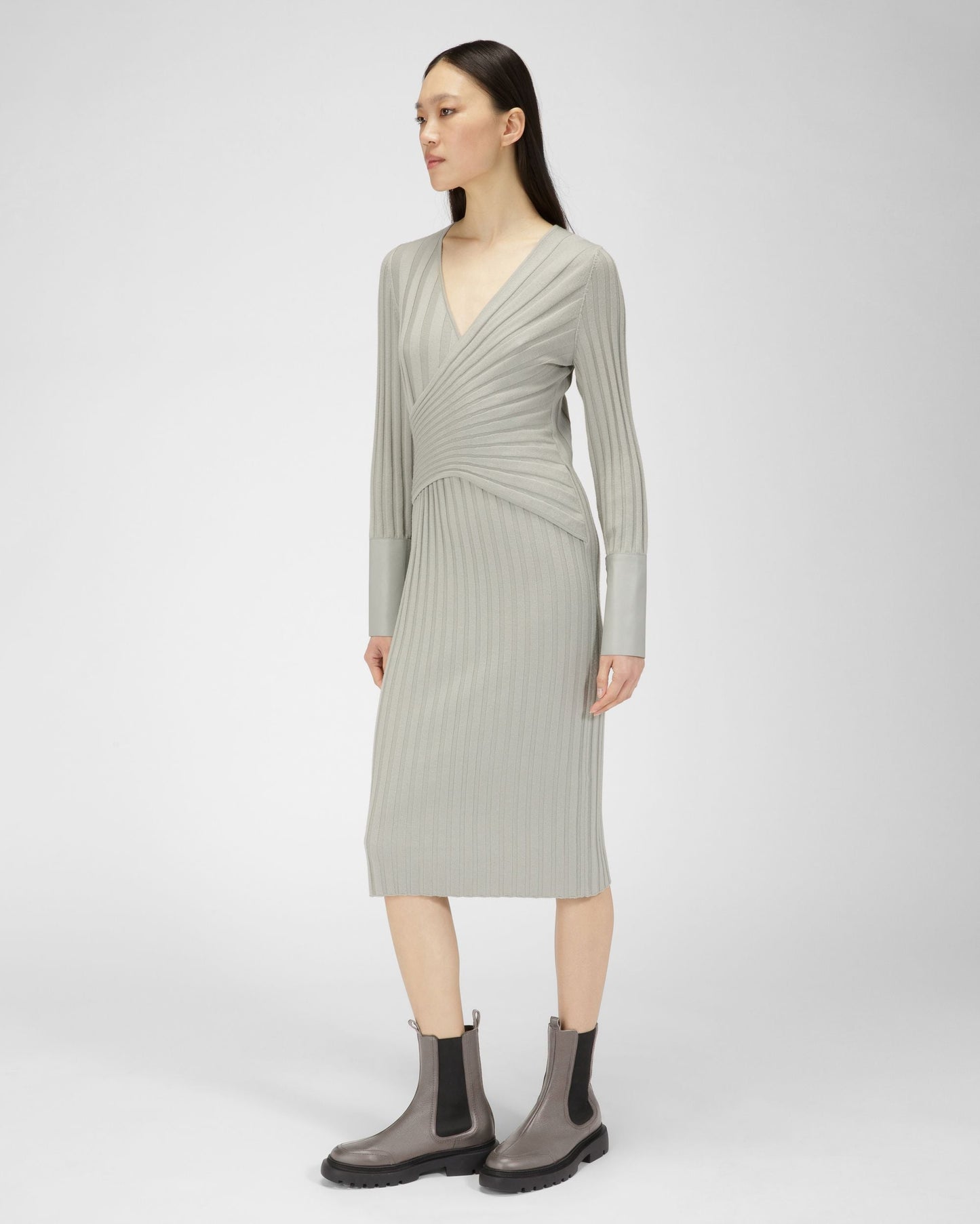 Ginny Flat Leather Boots In Grey