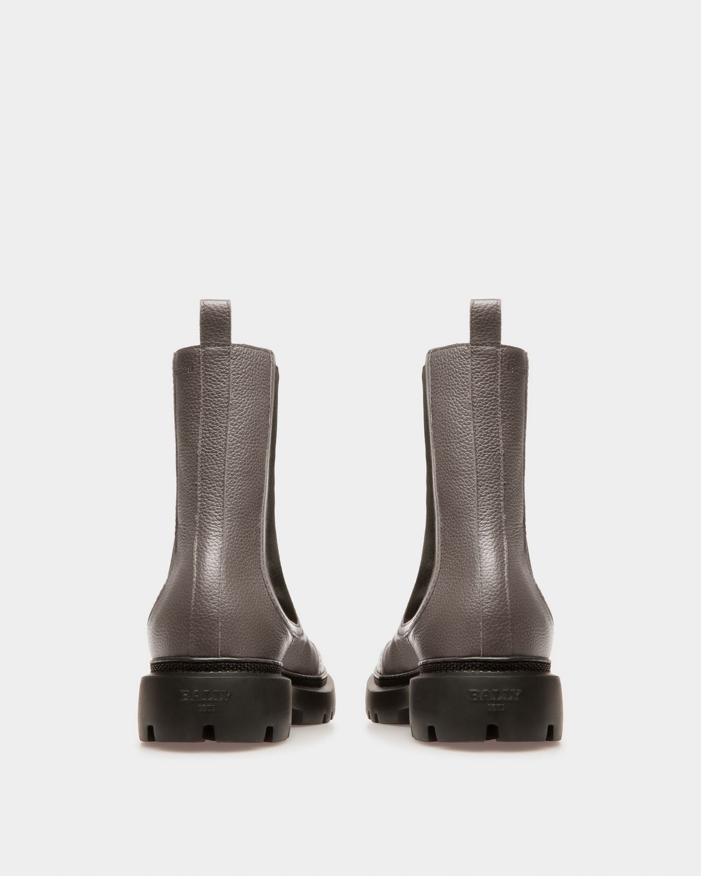 Ginny Flat Leather Boots In Grey