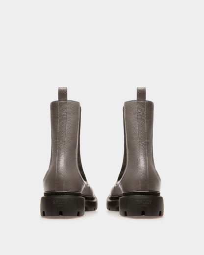 Ginny Flat Leather Boots In Grey