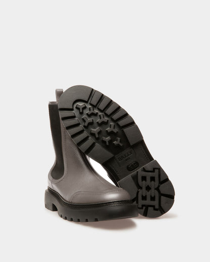 Ginny Flat Leather Boots In Grey