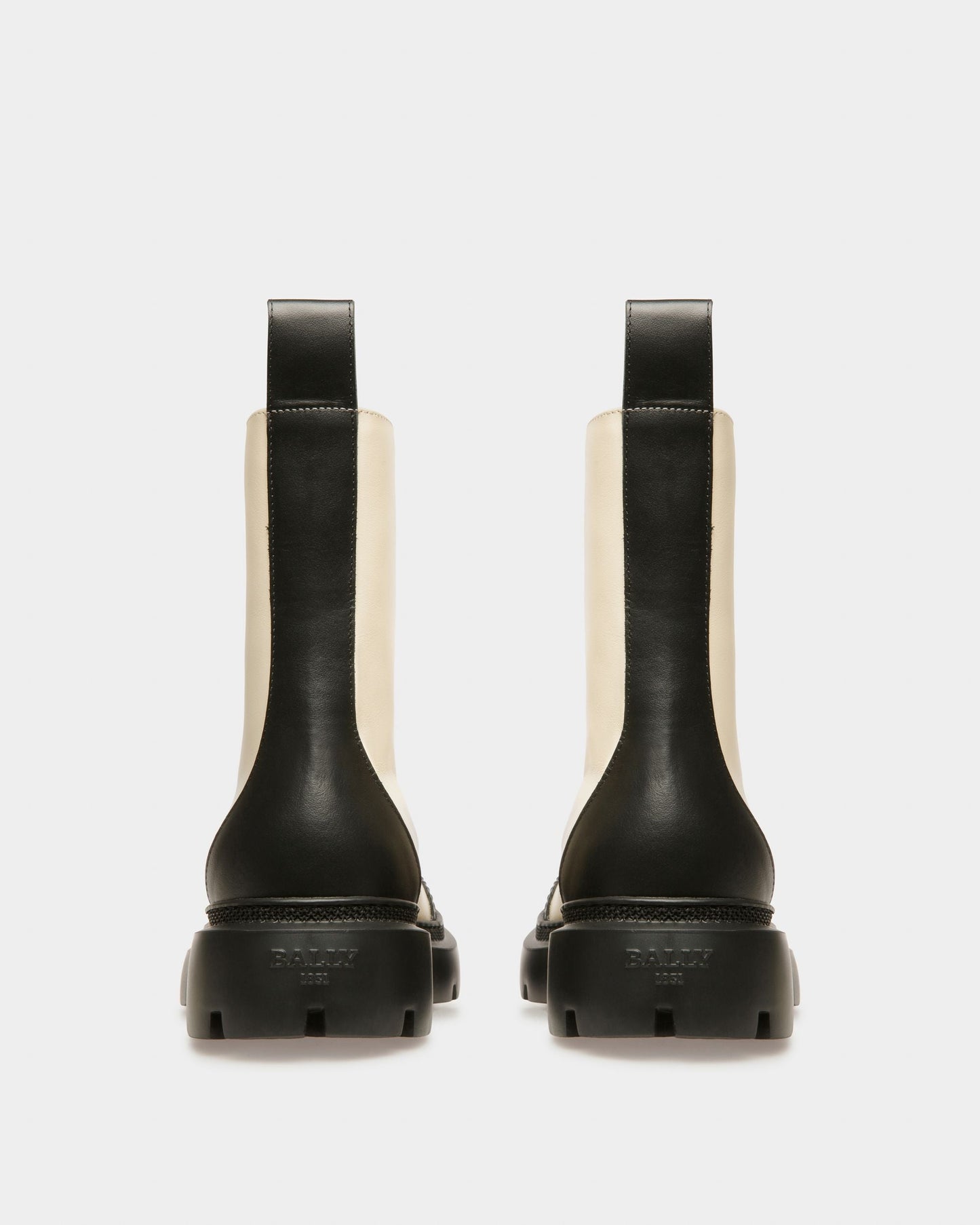 Giuli Leather Booties In Bone