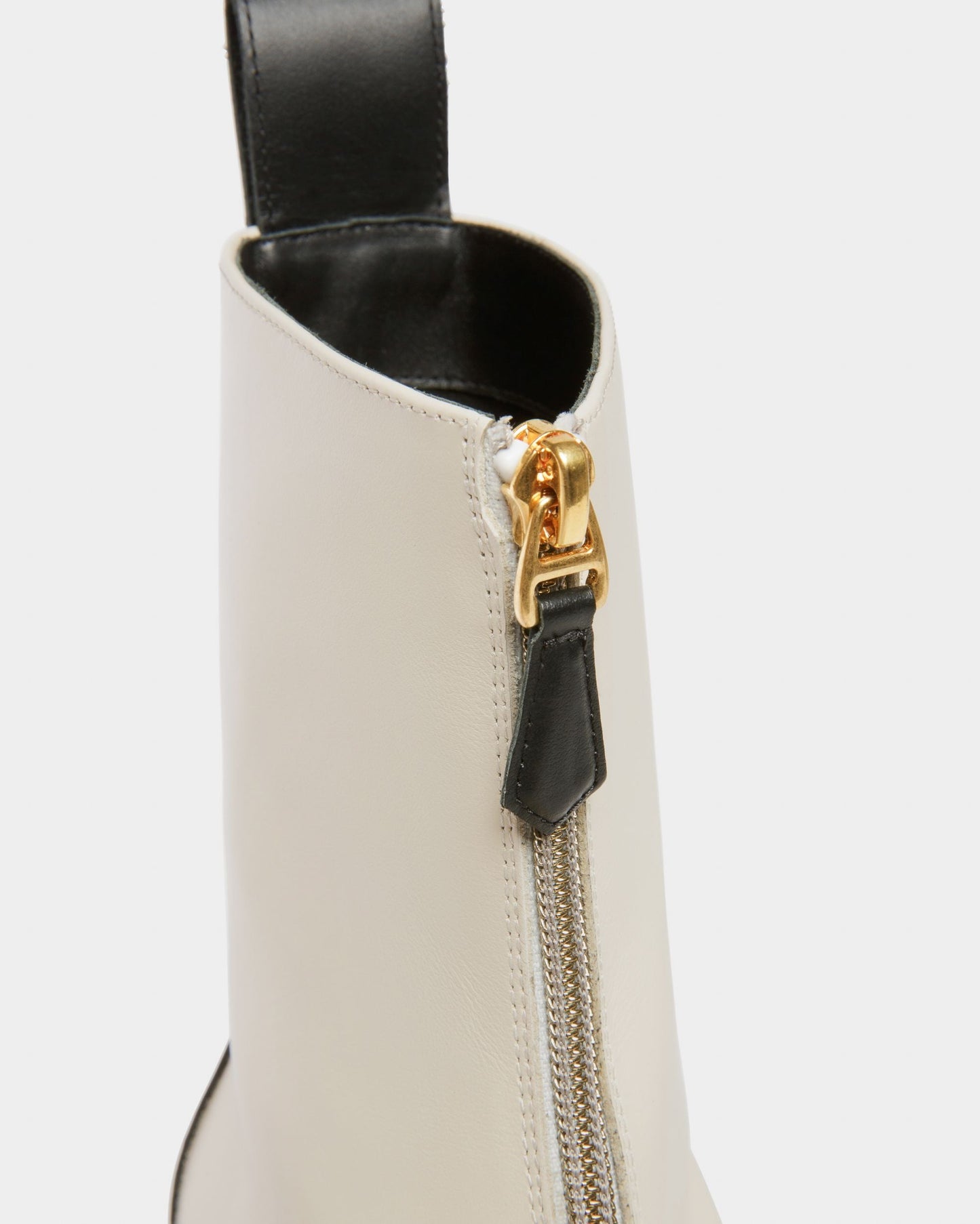 Giuli Leather Booties In Bone