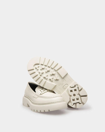 Gioia Flat Leather Moccasins In Denty White